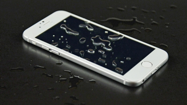 iPhone против Samsung: кто более водостойкий?