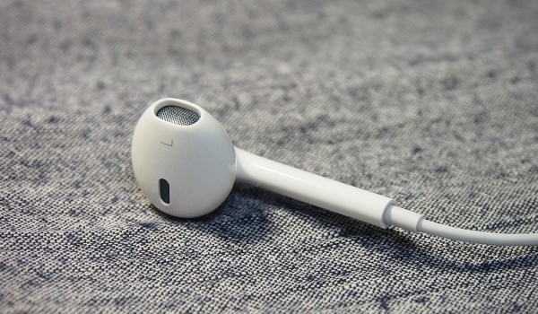 Apple может укомплектовать iPhone 7 беспроводными EarPods